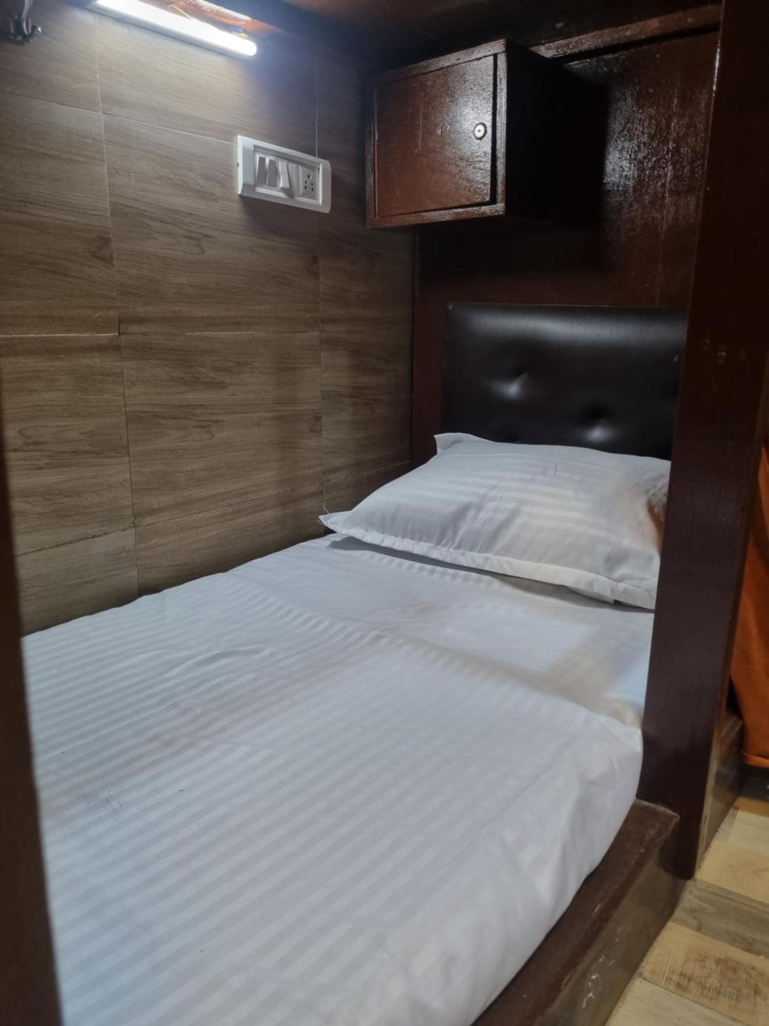 Unibed Dormitory Bombaim Exterior foto