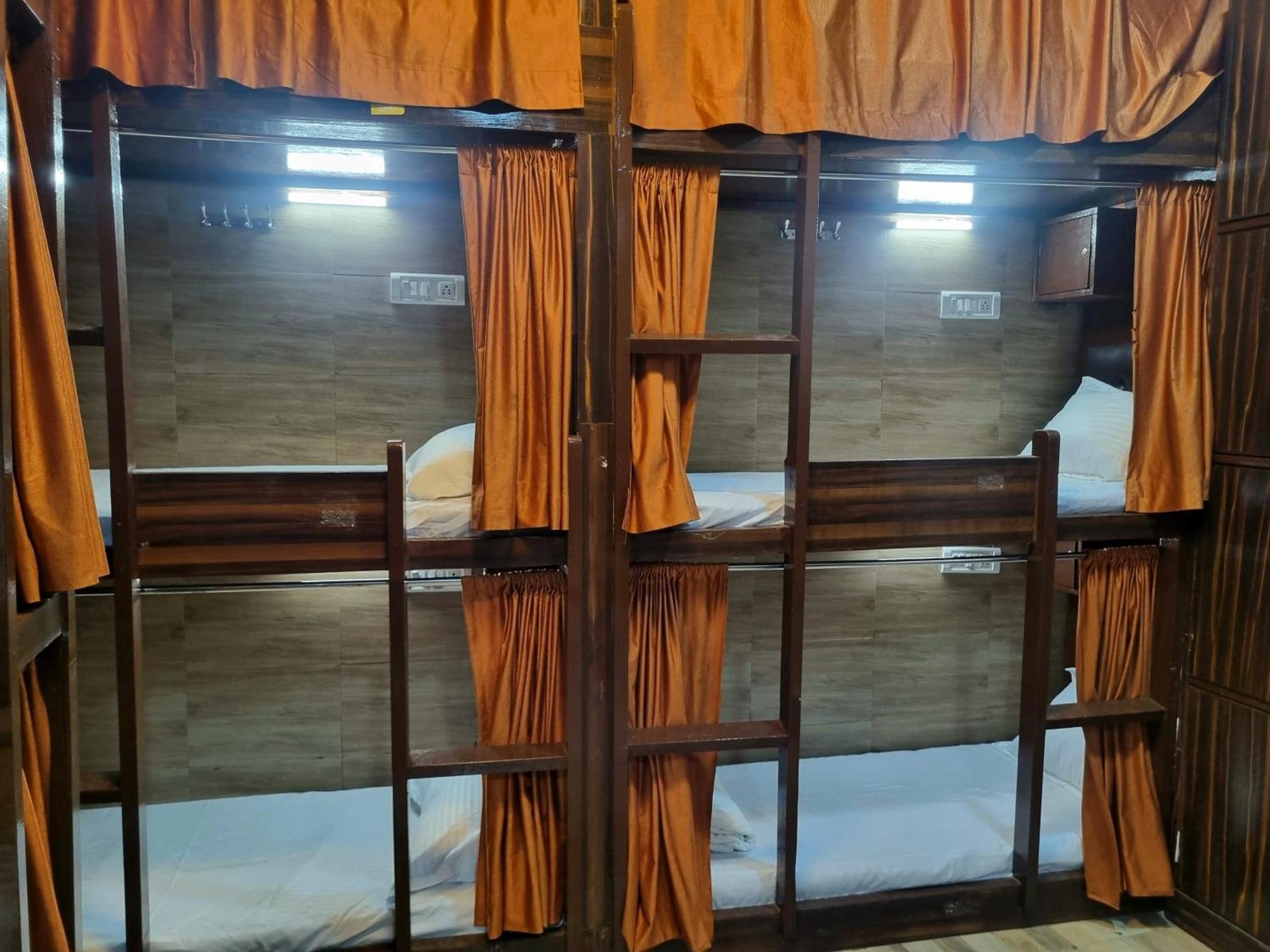 Unibed Dormitory Bombaim Exterior foto
