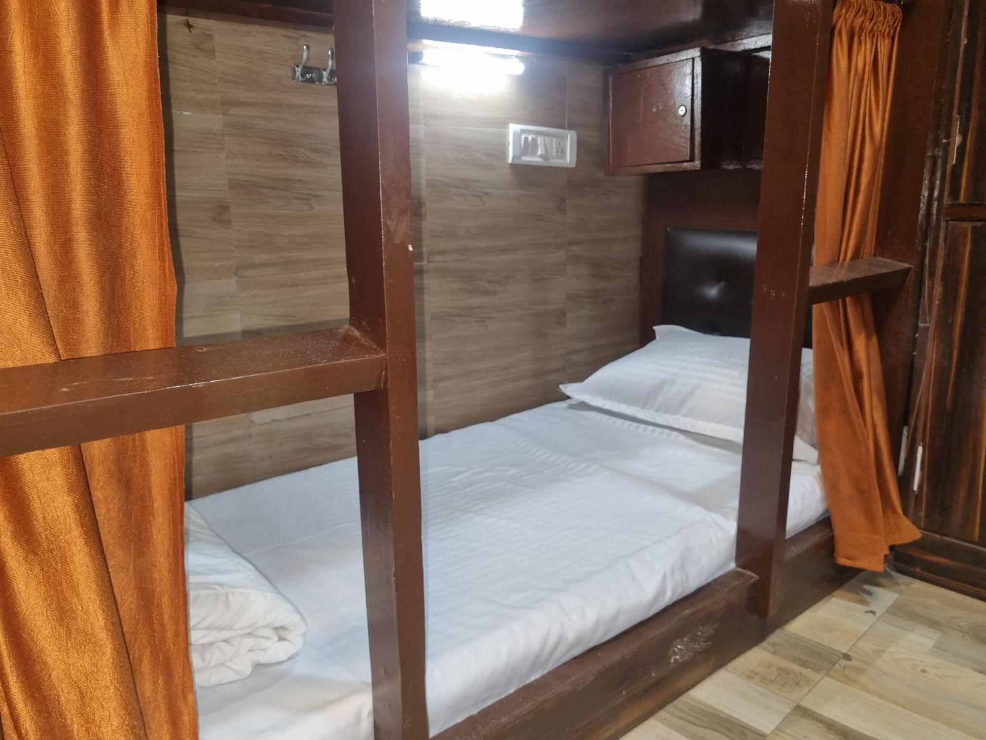 Unibed Dormitory Bombaim Exterior foto