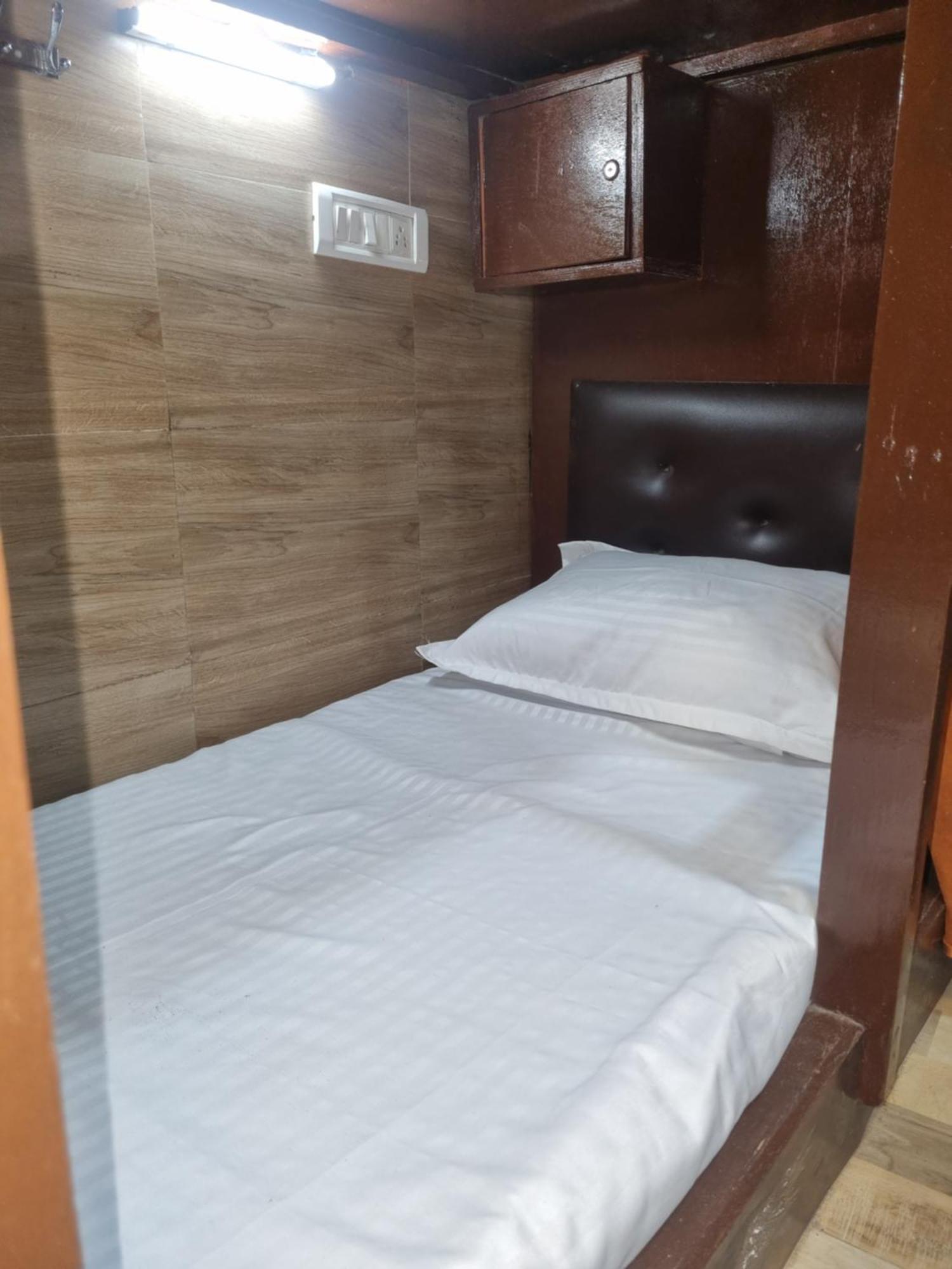 Unibed Dormitory Bombaim Exterior foto