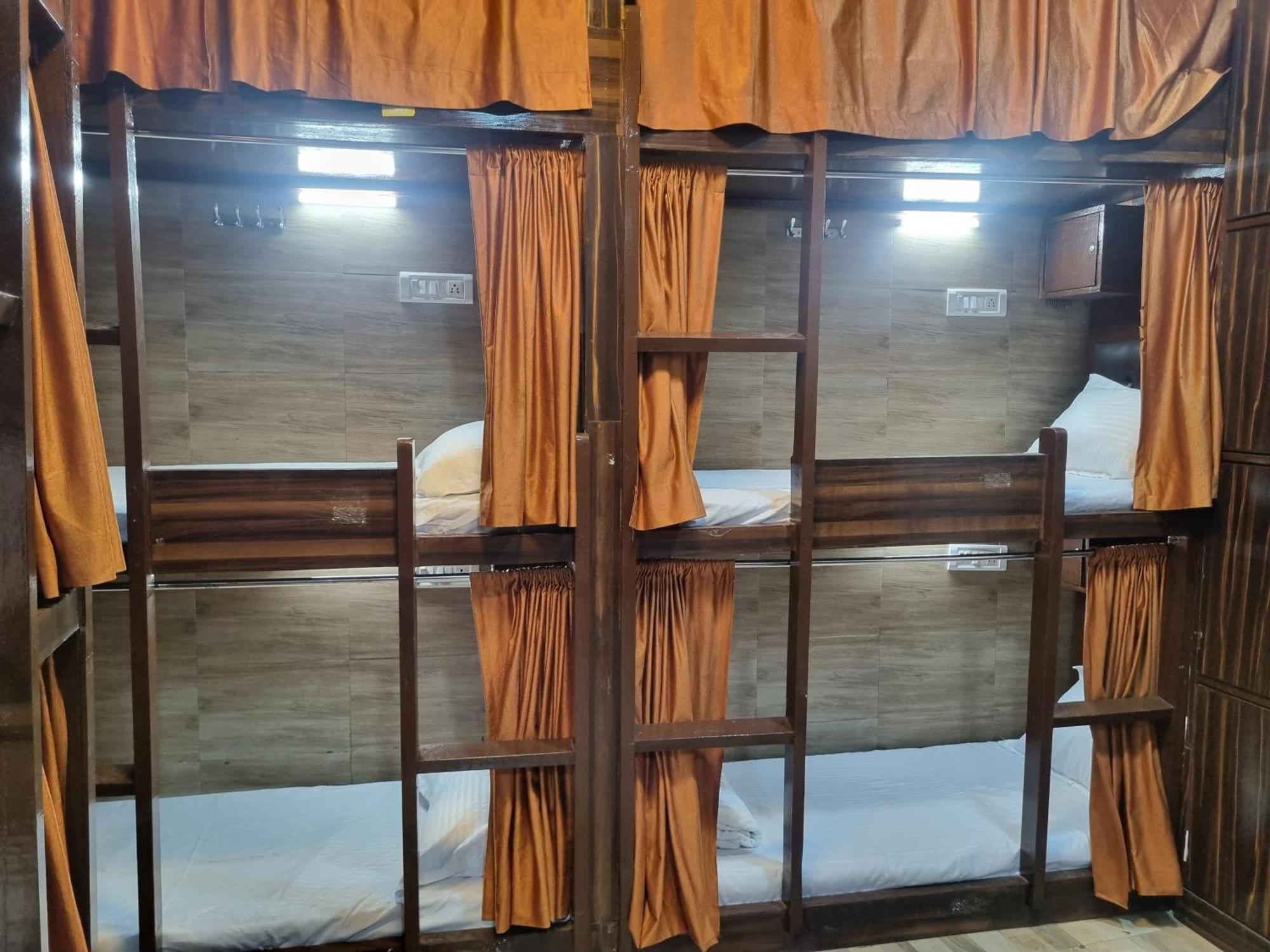 Unibed Dormitory Bombaim Exterior foto