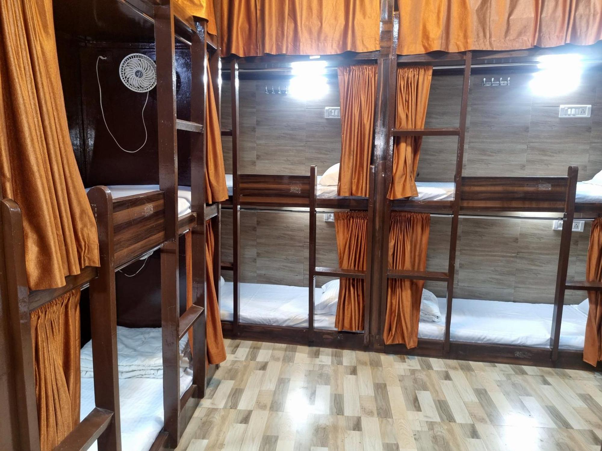 Unibed Dormitory Bombaim Exterior foto